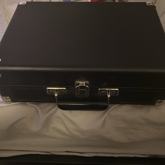 A record player that has a headphone jack and Bluetooth - Picture 2 of 3